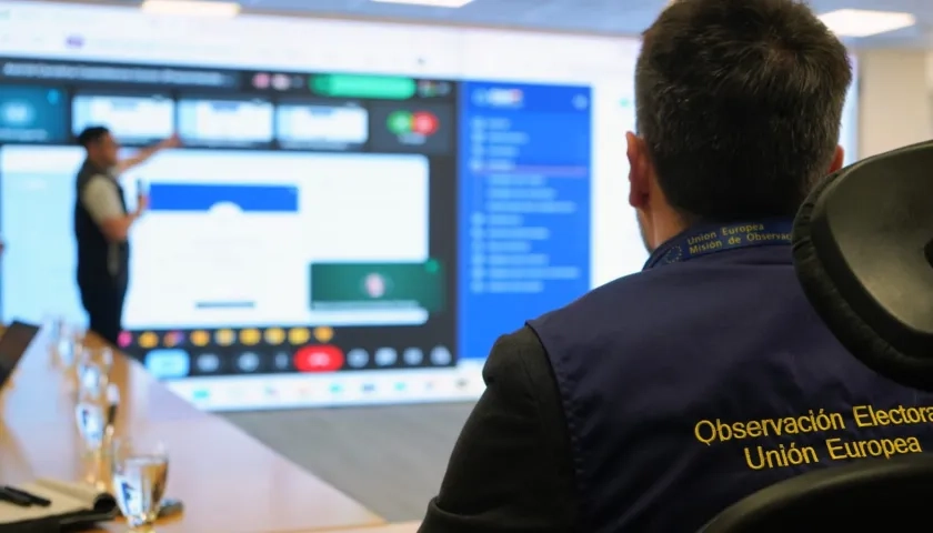 Observadores internacionales viendo el nuevo aplicativo para acreditaciones del CNE. 