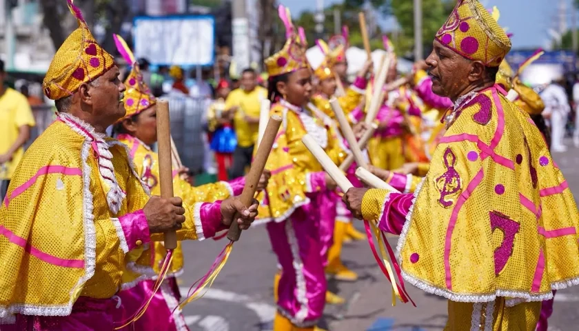 Danza del Paloteo de Gaira en La Gran Parada de Tradición del Carnaval de Barranquilla.