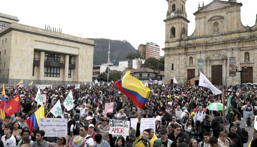 Asistentes a la Plaza de Bolívar, en Bogotá.