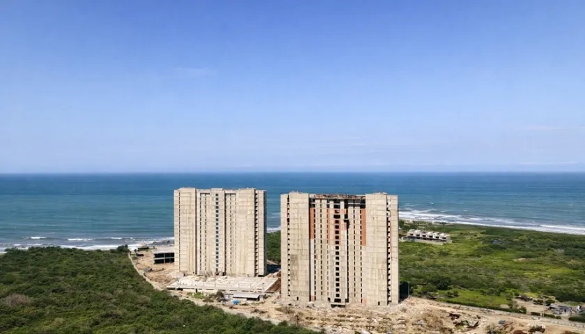 Vista aérea de Puntamarina Beach, en su primera etapa, conformada por las torres Sirena y Estrella. La segunda etapa contempla la Torre Corales, que se  ubicará al costado derecho del proyecto.