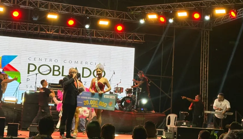 Shaddia Navarro con su corona como Reina Intermunicipal.