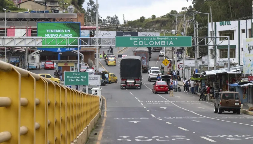 Vehículos de carga este jueves, en el zona fronteriza de Colombia con Ecuador en Rumichaca (Ecuador)