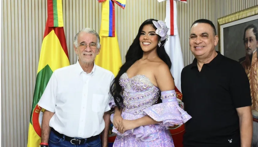 El Gobernador Eduardo Verano, la Reina Stefanny Martínez Barceló y Hilton Escobar, director de la Banda de Baranoa.
