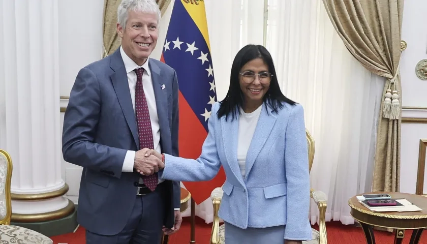 La mandataria encargada de Venezuela, Delcy Rodríguez (d), saluda al secretario de Energía de EE.UU., Chris Wright. 