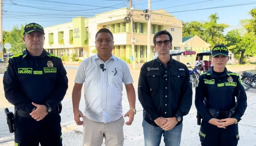 Coronel Eddy Sánchez, comandante de la Policía de Atlántico; alcalde de Ponedera, Juan Mendoza; y el Secretario del Interior, José Antonio Luque.