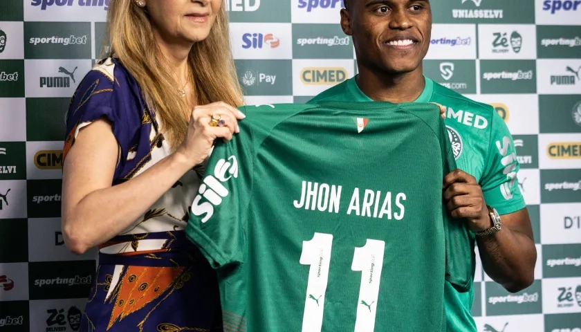Jhon Arias en compañía de Leila Pereira, presidenta del Palmeiras. 