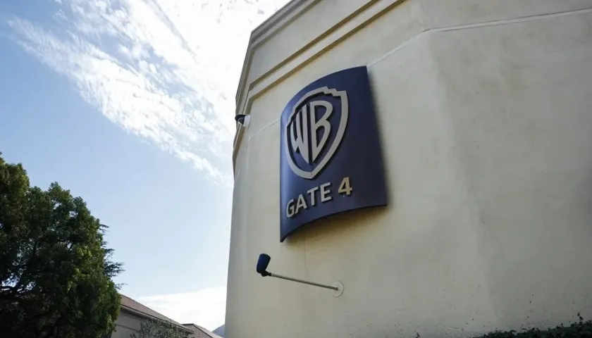 El logotipo de Warner Bros. se muestra en el exterior de los estudios. 