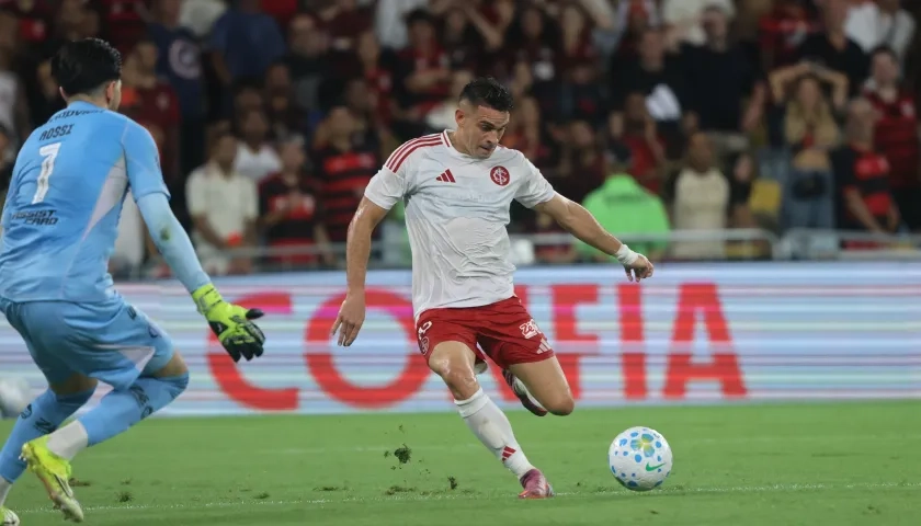 Rafael Santos Borré se alista para definir ante el portero del Flamengo, Agustín Rossi. 