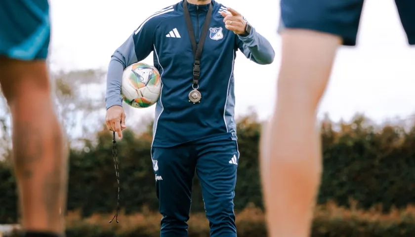 Fabián Bustos dirigió el martes su primer entrenamiento como técnico de Millonarios. 