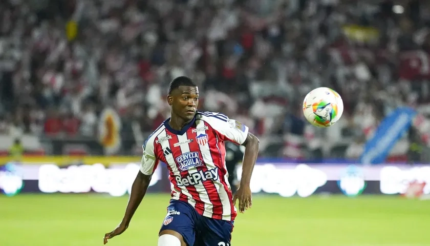 Joel Canchimbo, velocidad y desequilbrio de Junior por la banda.
