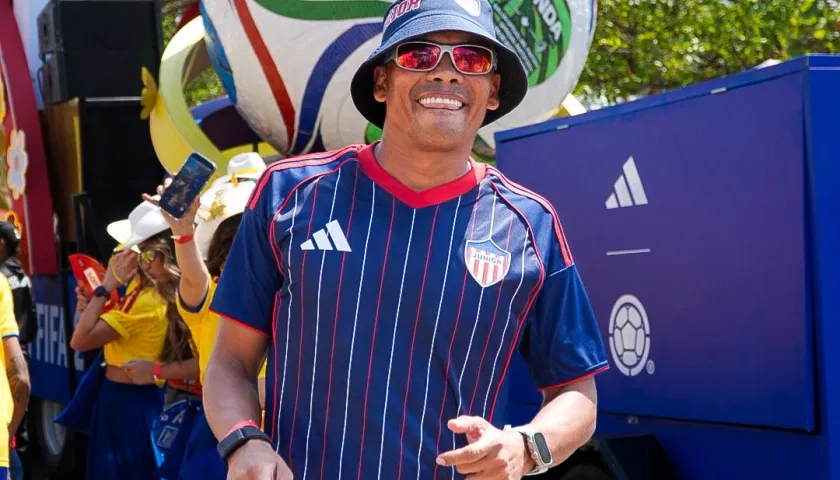 Carlos Bacca exhibió la nueva camiseta en la Batalla de Flores.