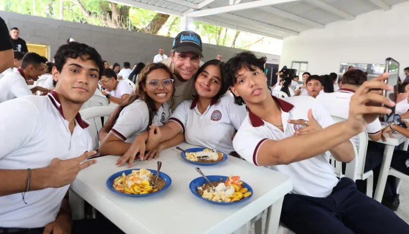 Alcalde Char durante la entrega de los comedores escolares. 