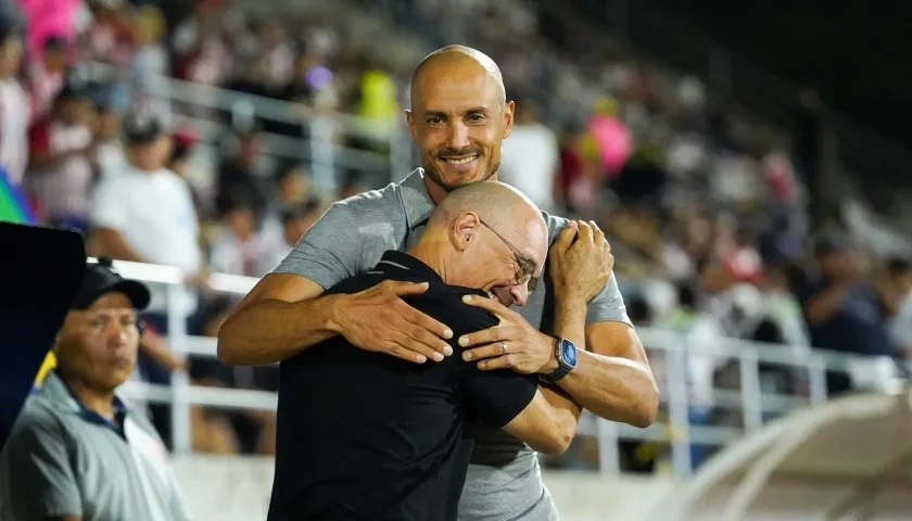 David González y su saludo antes del partido con el técnico del Junior, Alfredo Arias. 