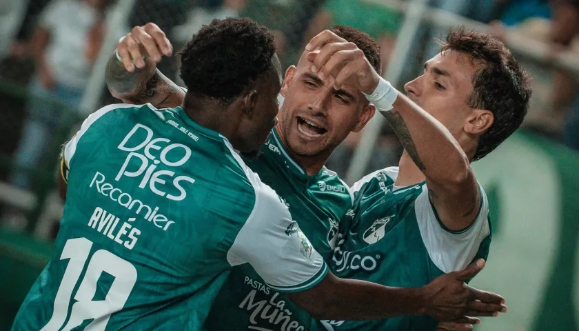 El argentino Juan Ignacio Dinenno celebra su gol con 'Titi' Rodríguez y Avilés Hurtado. 