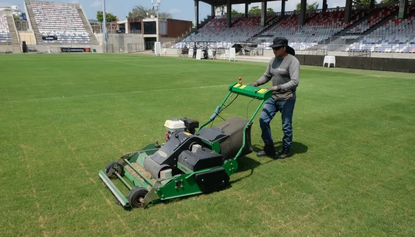 Trabajo en el gramado del estadio Romelio Martínez.