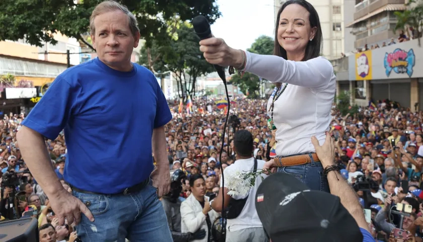 El liberado Juan Pablo Guanipa junto a la lider opositora María Corina Machado.