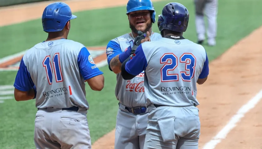 Harold Ramírez llega al plato tras conectar un jonrón de tres carreras en el tercer inning.