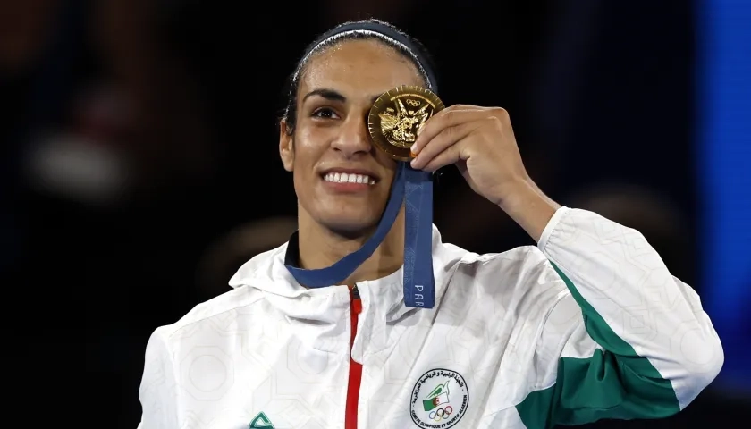 La argelina Imane Khelif con la medalla de oro que ganó en los Juegos Olímpicos de París 2024.