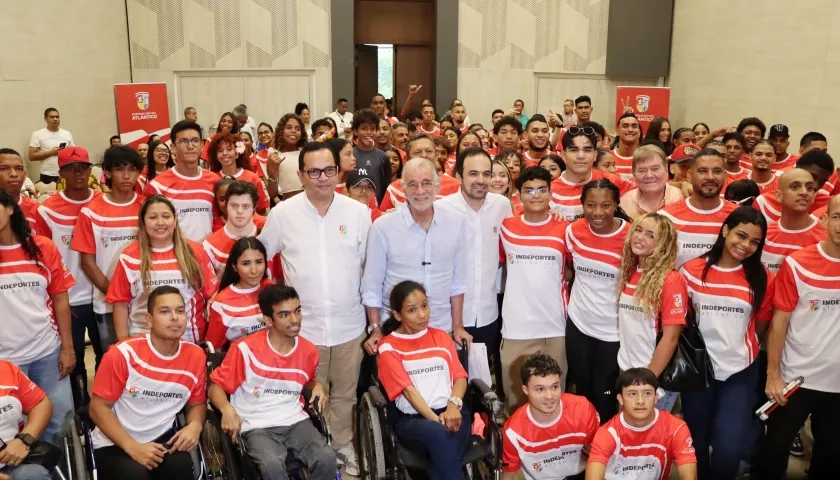 Grupo de Atletas Apoyados de 2025 con el gobernador Eduardo Verano. 