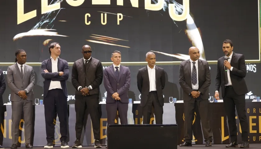 Clarence Seedorf, Alessandro Nesta, Fadiga, Javier Saviola, Romário, Emerson y Athirson Mazzoli en la presentación del Mundial de Leyendas.