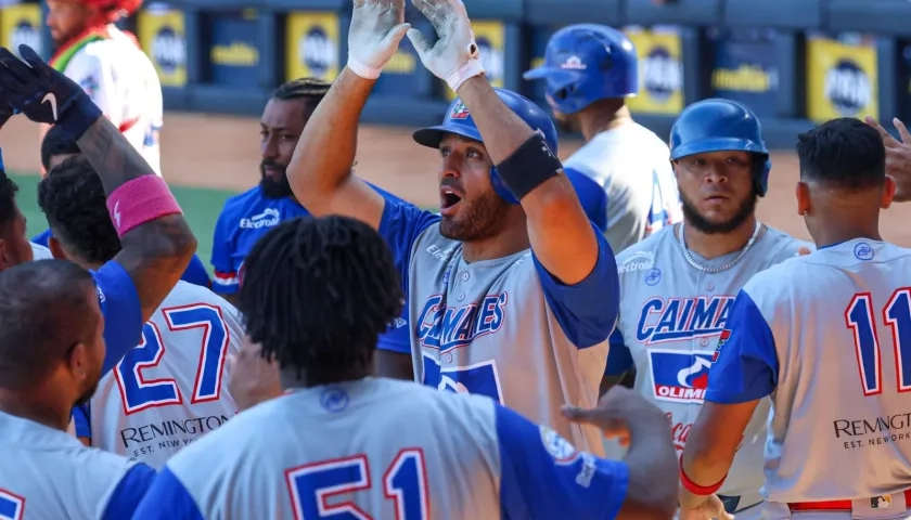 El dominicano Gabriel Lino tras conectar el jonrón que le dio el triunfo de Caimanes. 