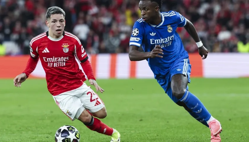 El argentino Gianluca Prestianni en un duelo con el brasileño Vinicius.