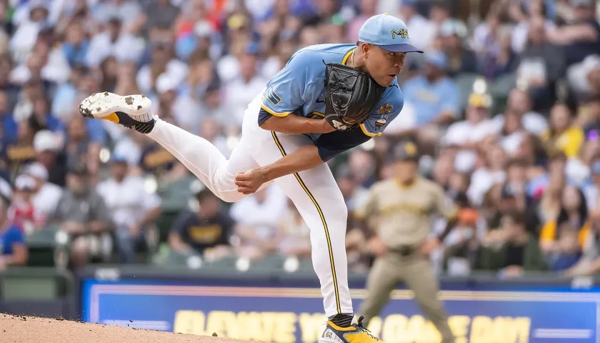 José Quintana actuó la temporada anterior con los Cerveceros de Milwaukee.