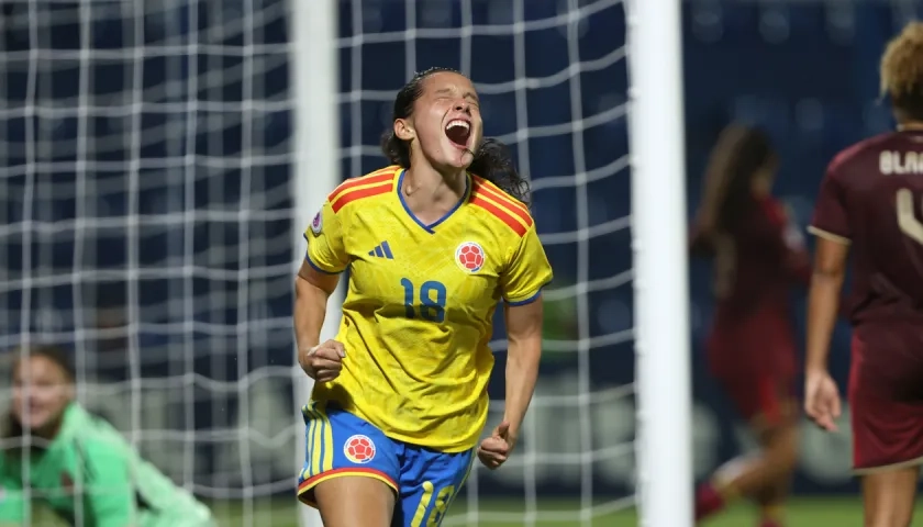 Marian Sterling festeja tras marcar el primer gol de Colombia. 