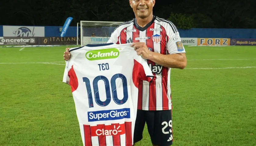 Teófilo Gutiérrez posa con una camiseta del Junior marcada con el número 100.