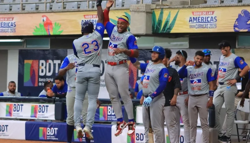 Tito Polo (23) celebra con Andrés Angulo tras conectar jonrón. 