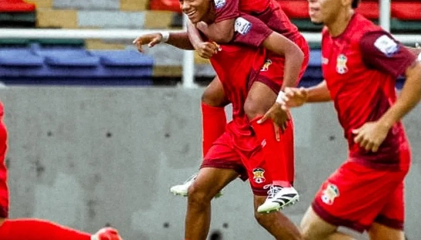 Darwin Torres festeja con sus compañeros el primer gol del Barraquilla FC.
