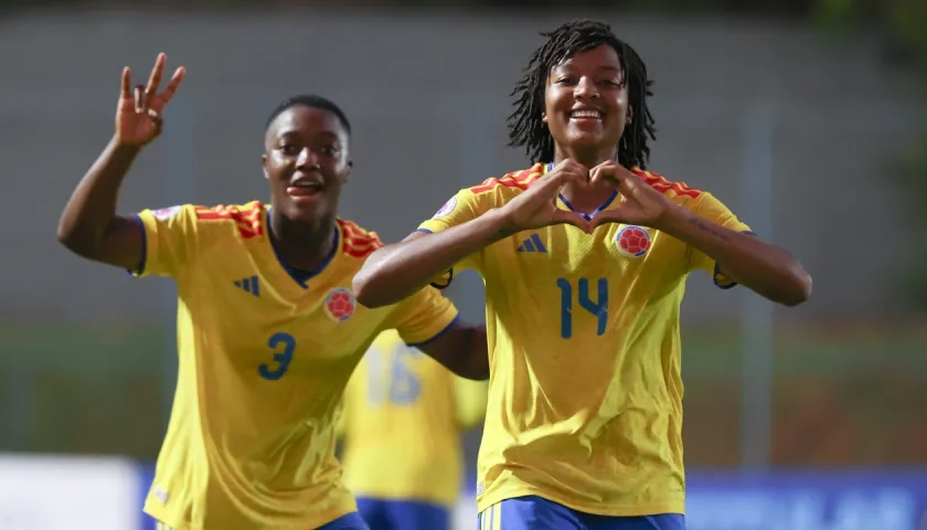 La defensora colombiana Fernanda Viáfara (14) celebra su gol contra Uruguay.