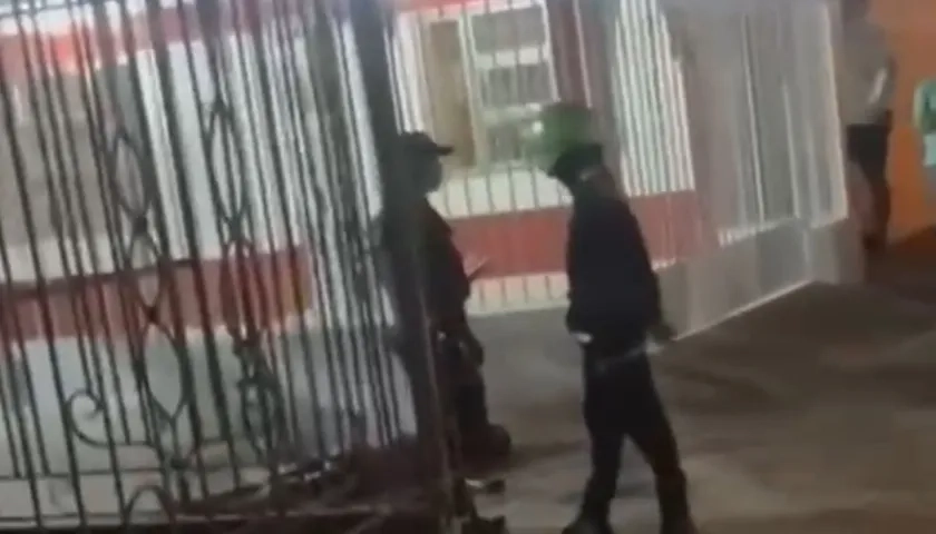 Autoridades en el lugar  del homicidio en Vista Hermosa.