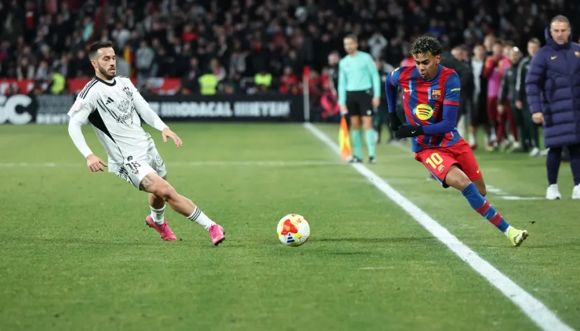 Lamine Yamal, delantero del Barcelona, domina la pelota durante el partido contra el Albacete.