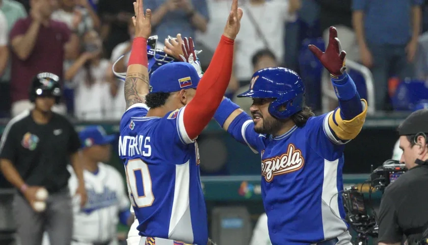 Eugenio Suárez llega al plato tras conectar un jonrón solitario en el cuarto inning.