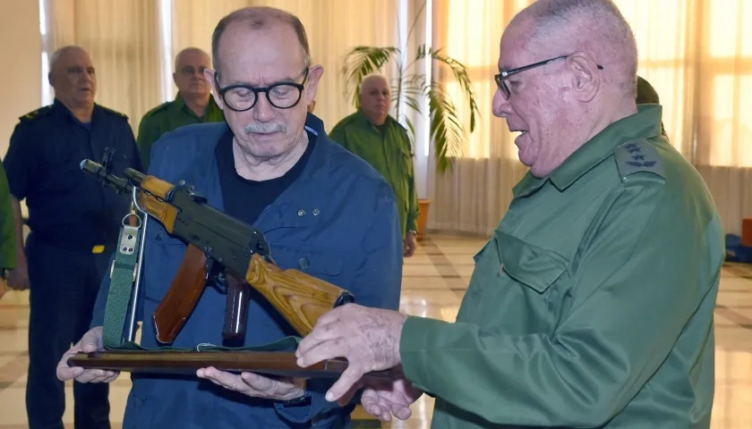Gobierno cubano entregó un fusil AKM a Silvio Rodríguez.
