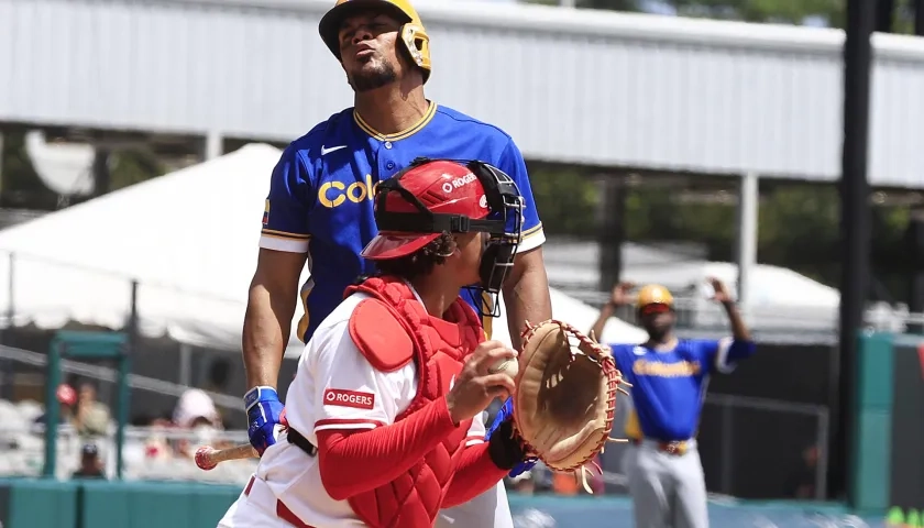 Reynaldo Rodríguez, lamentándose en un turno al bate.