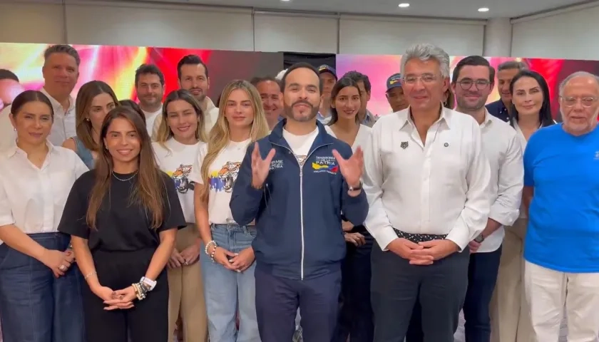 El candidato Abelardo De La Espriella junto a los integrantes de Salvación Nacional.