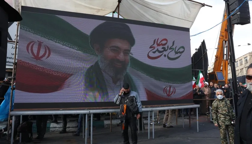Una valla en Irán con la imagen del recién nombrado Líder Supremo, el ayatolá Mojtaba Jamenei