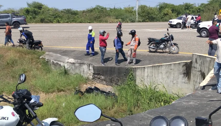 La moto que conducía la víctima terminó en una cuneta. 