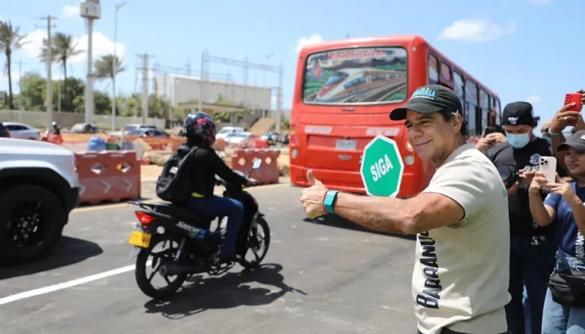 El alcalde Alejandro Char habilitando el segundo puente del intercambiador vial. 