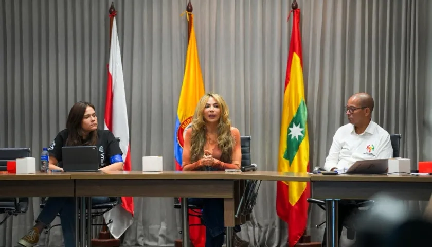 La Gerente de Ciudad, Ana María Aljure (centro) y el gerente de Carnaval SAS, Juan Carlos Ospino.