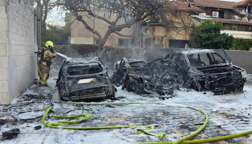 Los bomberos actuando tras los ataques en Israel. 
