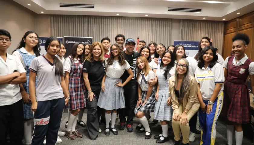 Alcalde Alejandro Char junto a jóvenes beneficiarios de 'Buenfluencers'.