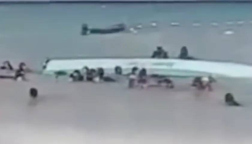 La lancha volcada esta tarde en Playa Blanca, en Barú. 
