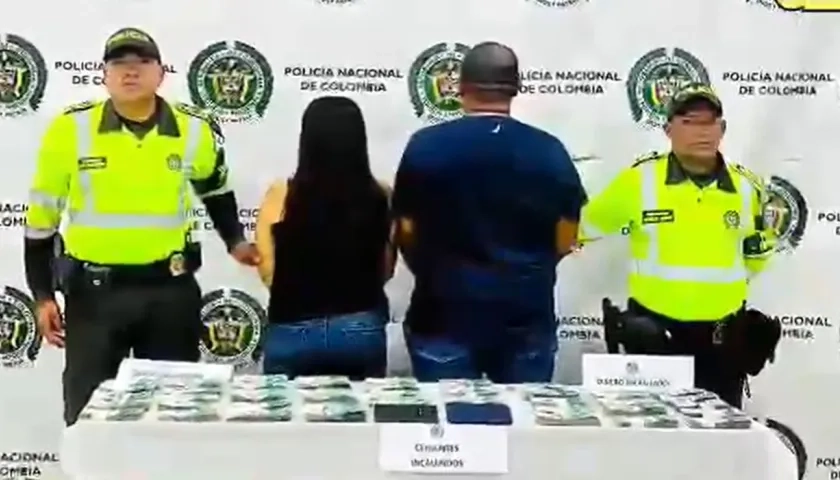 Los capturados y el dinero incautado.