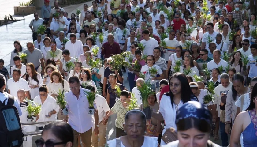 Decenas de feligreses en la Catedral.