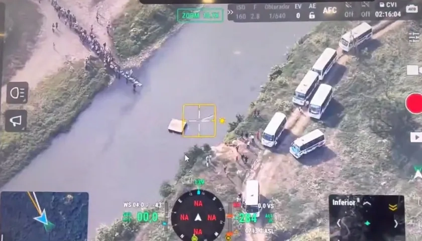 Momento en que personas intentan cruzar el río Táchira.