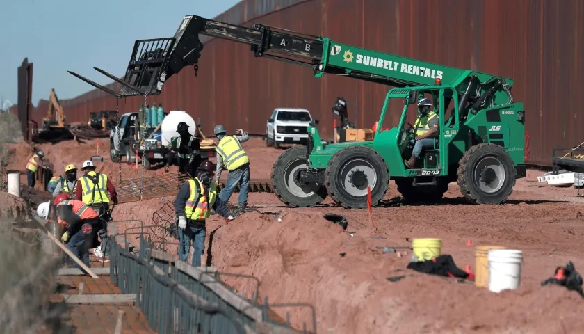 Construcción del muro negro fronterizo entre Estados Unidos y México.