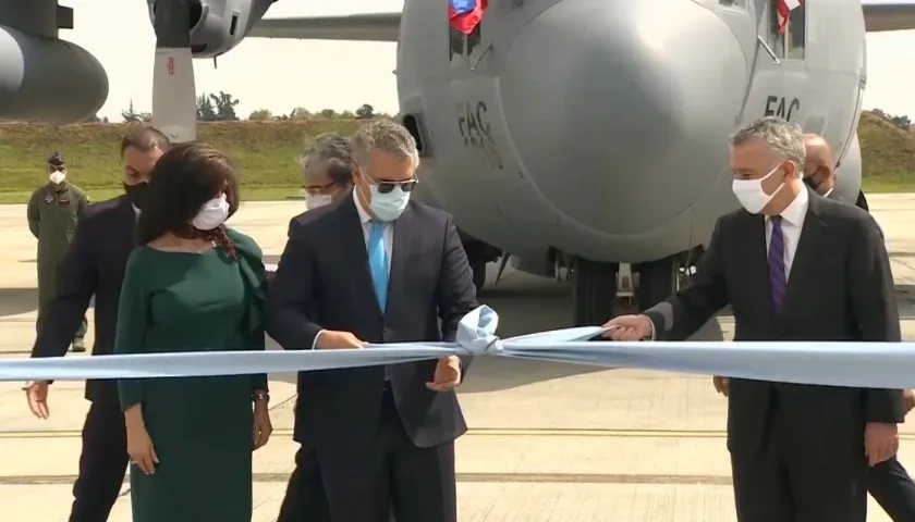 El expresidente Iván Duque y el exembajador Philip Seth Goldberg. 